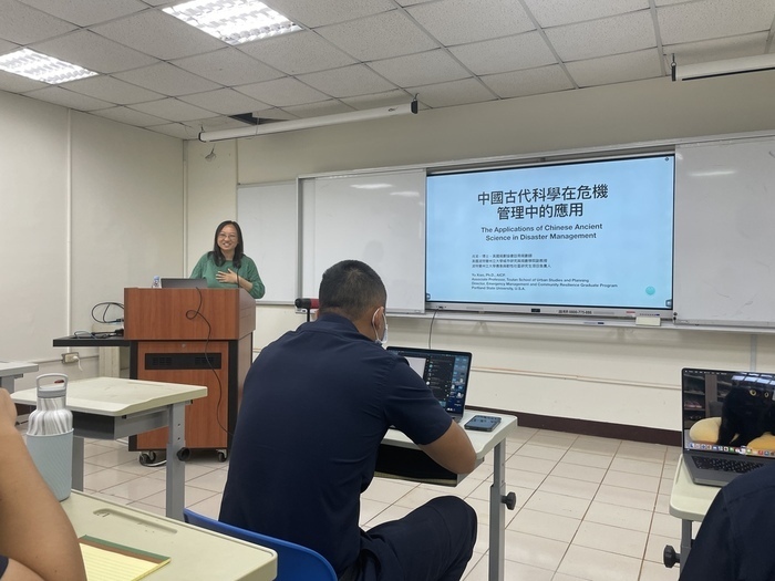 Dr. Yu Xiao, Associate Professor of Portland State University, delivered a speech.