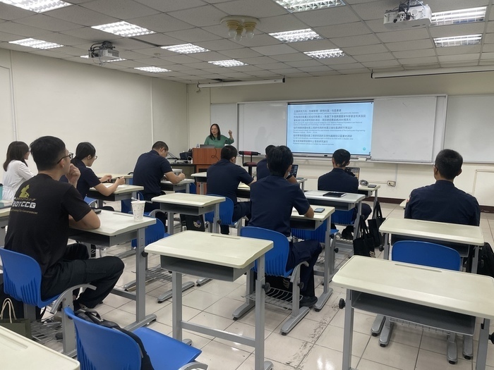 Dr. Yu Xiao, Associate Professor of Portland State University, delivered a speech.