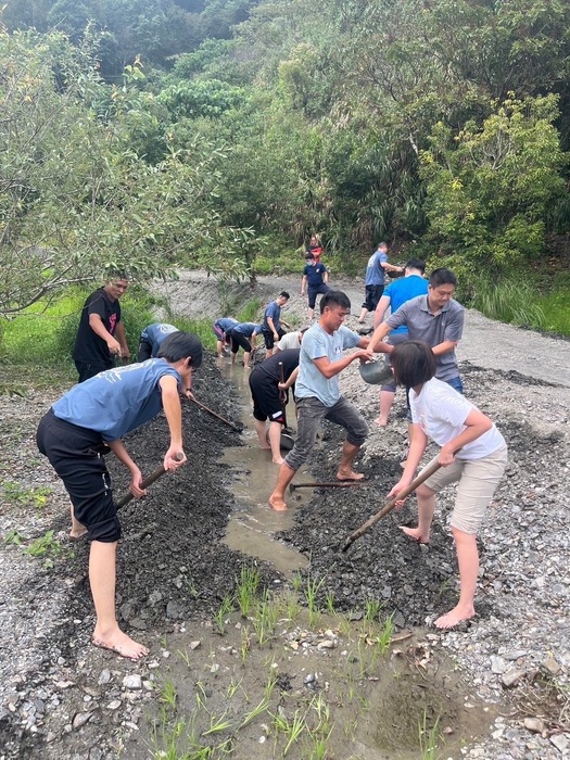 Director Lin and graduate students conducted on-site survey of the mudslide disaster affected area in Nantou County.