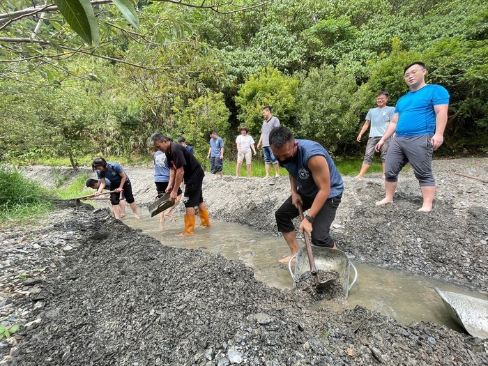 Director Lin and graduate students conducted on-site survey of the mudslide disaster affected area in Nantou County.