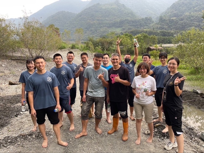 Director Lin and graduate students conducted on-site survey of the mudslide disaster affected area in Nantou County.