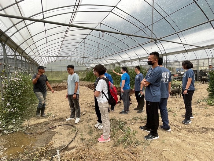 Director Lin and graduate students conducted on-site survey of the mudslide disaster affected area in Nantou County.
