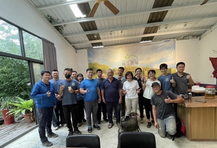 Director Lin and graduate students conducted on-site survey of the mudslide disaster affected area in Nantou County.