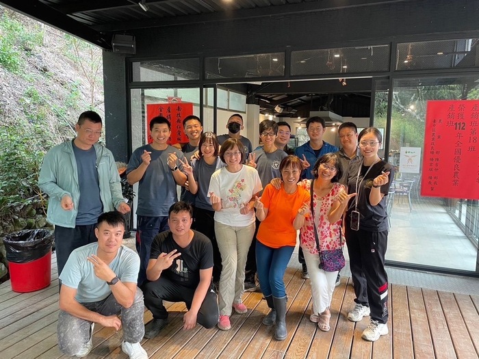 Director Lin and graduate students conducted on-site survey of the mudslide disaster affected area in Nantou County.
