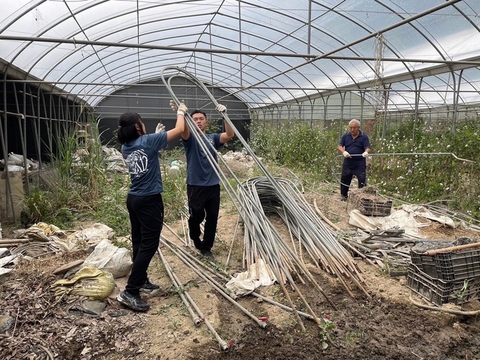 Director Lin and graduate students conducted on-site survey of the mudslide disaster affected area in Nantou County.