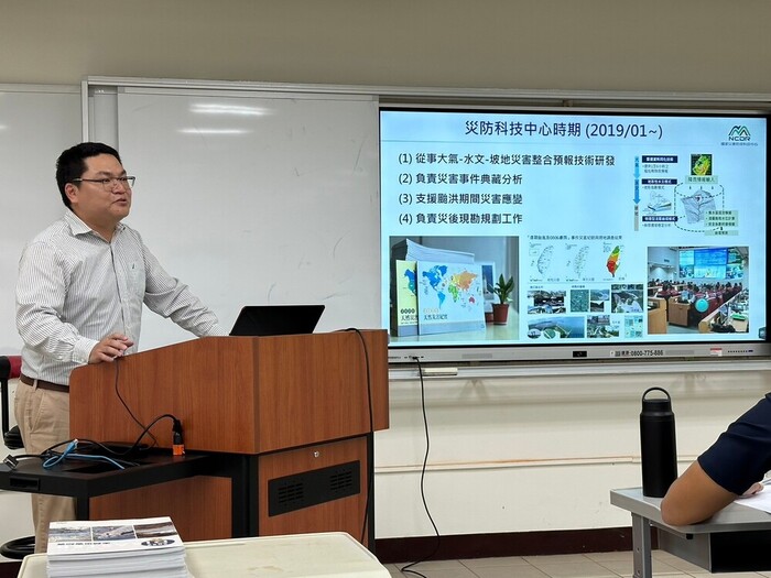 Dr. He Rui-yi, Associate Researcher of National Science and Technology Center for Disaster Reduction, delivered a speech.