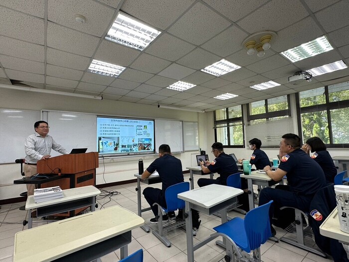 Dr. He Rui-yi, Associate Researcher of National Science and Technology Center for Disaster Reduction, delivered a speech.