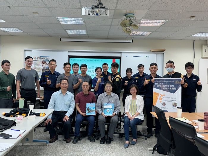 Director Shi and Engineer Chen from “Taiwan Integrated Disaster Prevention of Technology “delivered speeches.