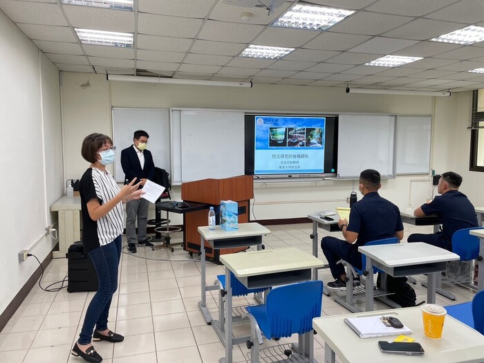 Dr. Tso Yi-En, Associate Professor of Department of Political Science, Soochow University, delivered a speech on 12th October.
