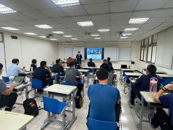 Dr. Tso Yi-En, Associate Professor of Department of Political Science, Soochow University, delivered a speech on 12th October.