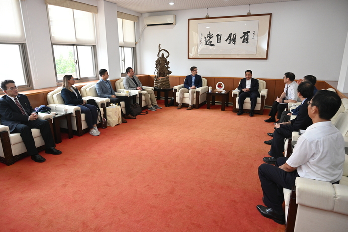 Advisors from the American Institute in Taiwan (AIT) visited our department on October 27th.