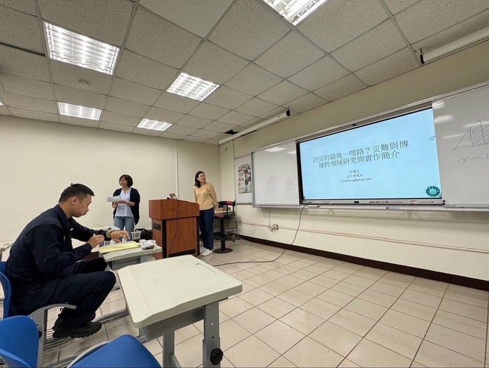 Professor Chiung-Wen Hsu from the Department of Radio & Television of National Chengchi University presented a keynote lecture