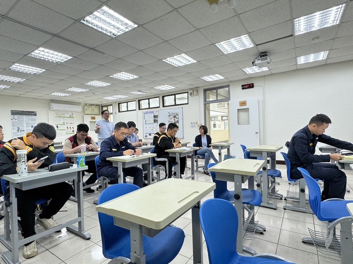 Professor Chiung-Wen Hsu from the Department of Radio & Television of National Chengchi University presented a keynote lecture
