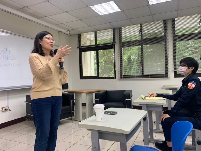 Professor Chiung-Wen Hsu from the Department of Radio & Television of National Chengchi University presented a keynote lecture