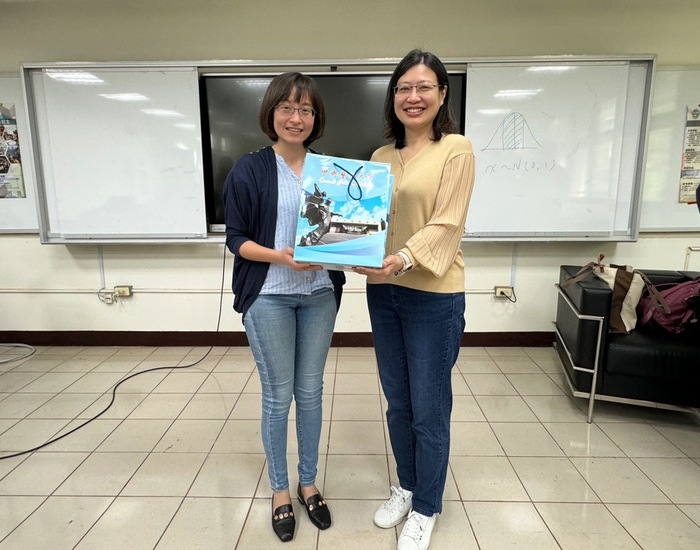Professor Chiung-Wen Hsu from the Department of Radio & Television of National Chengchi University presented a keynote lecture