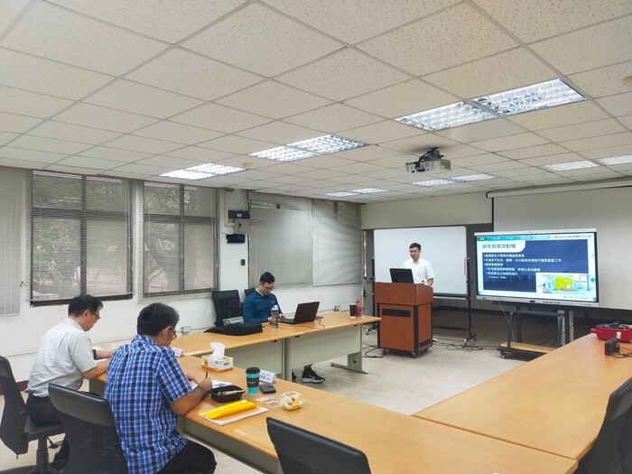 Congratulations for Huang Yu-Jyun, graduate students of class 2022, passing the thesis proposal oral examination.