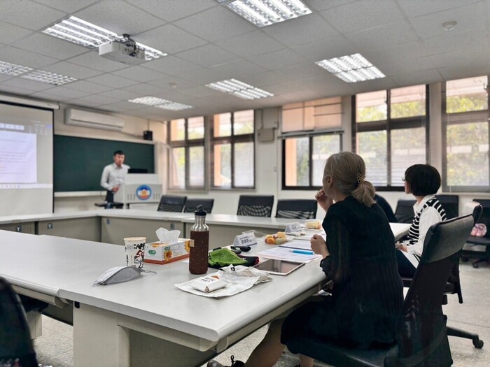 Congratulations for Zeng Yi-Jhan, graduate students of class 2022, passing the thesis proposal oral examination