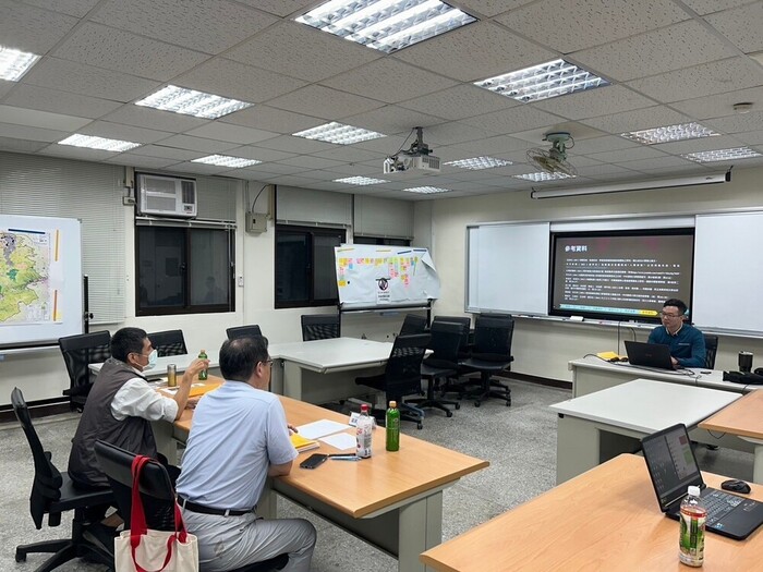 Congratulations for Jhao Guan-Yu, graduate students of class 2022, passing the thesis proposal oral examination..