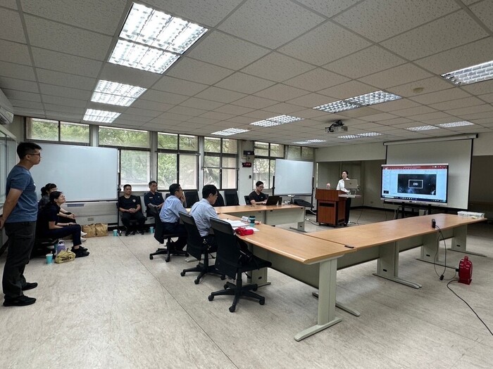 Congratulations for Cai Yi-Jing, graduate students of class 2022, passing the thesis proposal oral examination..