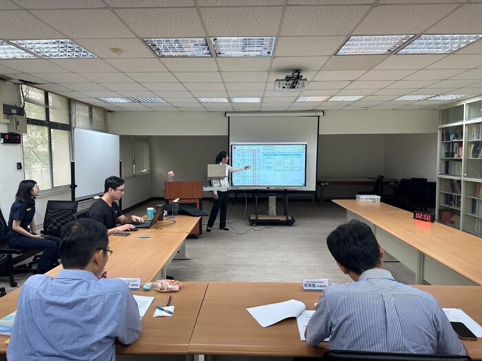 Congratulations for Cai Yi-Jing, graduate students of class 2022, passing the thesis proposal oral examination..