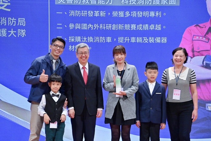 Congratulations to Yang Yawen, an alumnus of the 107th year of our department, for being awarded the 112th year of the Civil Service Excellence Awards, Executive Yuan.