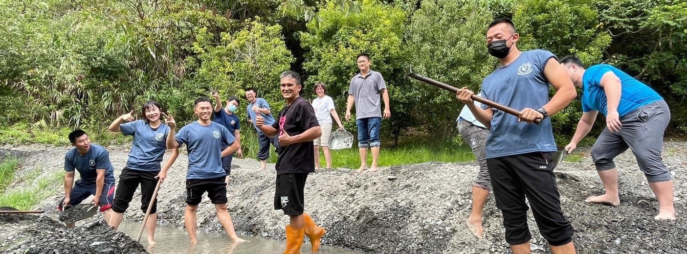 Director Lin and graduate students of disaster management department conducted on-site survey of the mudslide disaster affected area in Nantou County.