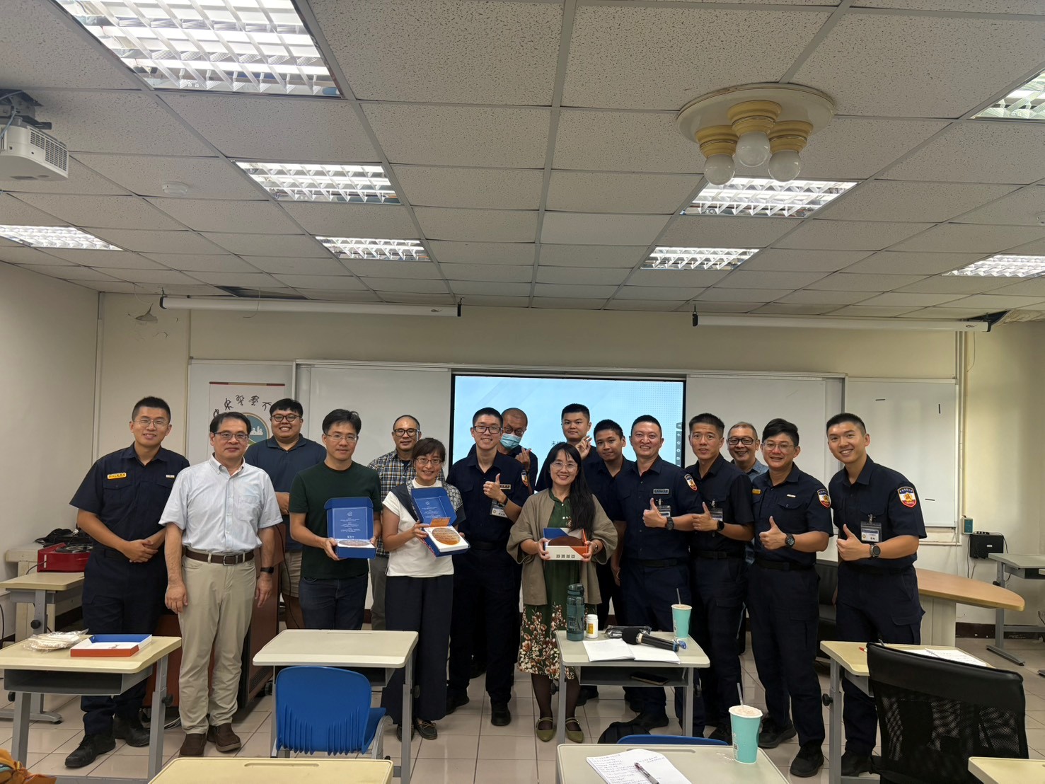 On October 8, 2026, Associate Professor Kuo Yi-Chun delivered a special lecture at our institute